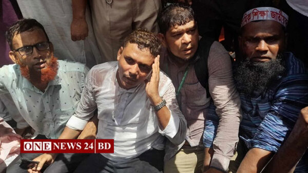 প্রেসক্লাবের সামনে শিক্ষকদের কর্মসূচিতে পুলিশের লাঠিচার্জের অভিযোগ