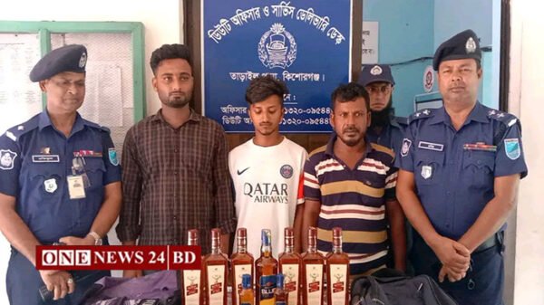 তাড়াইলে বিদেশি মদ সহ ৩ কারবারি আটক