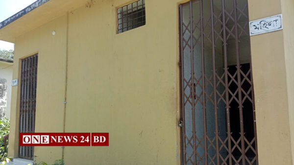 তাড়াইল বাজারের পাবলিক টয়লেটে তালা; ভোগান্তিতে জনগণ 