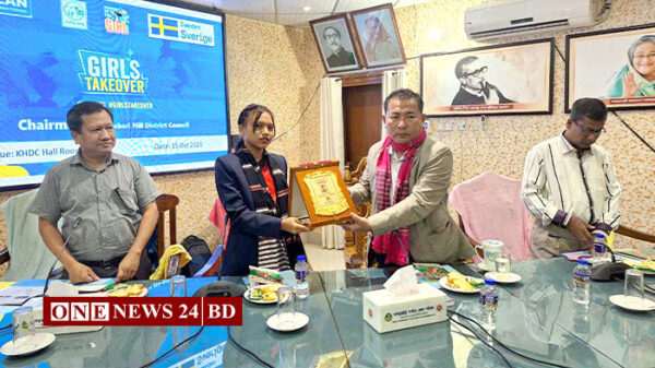 এক ঘন্টার পরিষদের চেয়ারম্যান শিক্ষার্থী মোহনা ত্রিপুরা