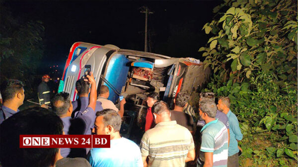 আলুটিলায় যাত্রীবাহি শান্তি পরিবহন উল্টে এক যাত্রীর নিহত, আহত ২০