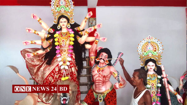 হোসেনপুরে শেষ মুহূর্তে প্রতিমা তৈরি কারিগরদের নির্ঘুম রাত