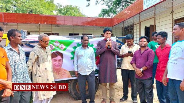 পূজা মন্ডপগুলোতে শুভেচ্ছা উপহার পৌছে দিচ্ছেন প্রেমসাগর হাজরা