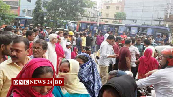 রাজধানীতে বকেয়া বেতনের দাবিতে পোশাকশ্রমিকদের সড়ক অবরোধ