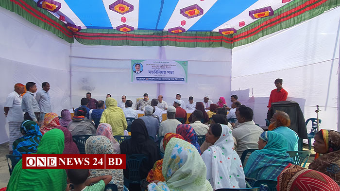 আশ্রয়ণ প্রকল্পের উপকারভোগীদের সঙ্গে মতবিনিময় সভা করছেন ঢাকা বিভাগীয় কমিশনার মো. সাবিরুল ইসলাম।