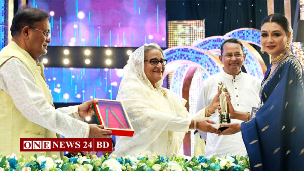 জাতীয় চলচ্চিত্র পুরস্কার দিলেন প্রধানমন্ত্রী