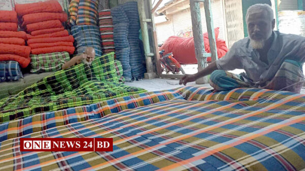 তাড়াইলে শীতের আগমনে লেপ-তোষক তৈরিতে ব্যস্ত কারিগর-দোকানিরা
