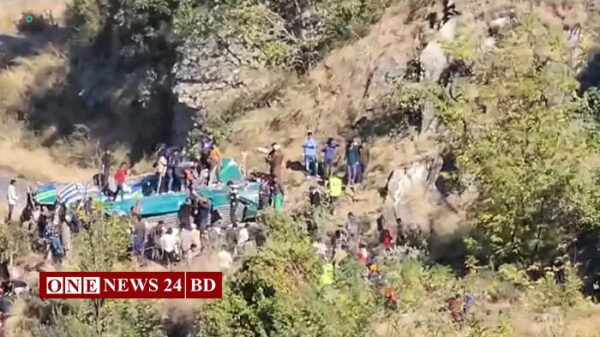 কাশ্মীরে যাত্রীবোঝাই বাস খাদে, নিহত ৩৬