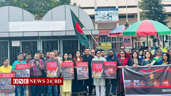 হরতাল-অবরোধের প্রতিবাদে রাজপথে শিল্পী-কলাকুশলীরা