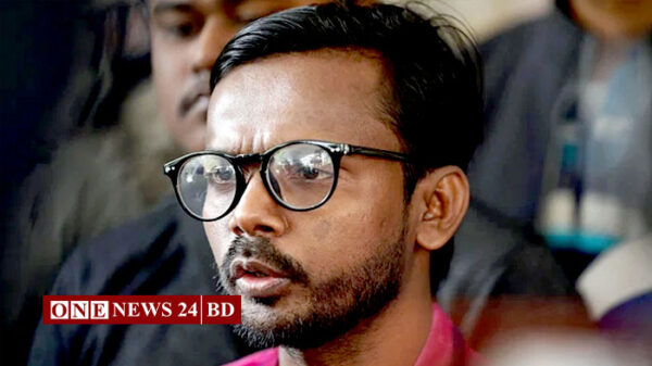 দল পরিবর্তন করে মনোনয়নপত্র জমা দিলেন হিরো আলম
