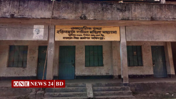২০ শতক জমি ও ৫ লক্ষ টাকার বিনিময়ে চাকুরী