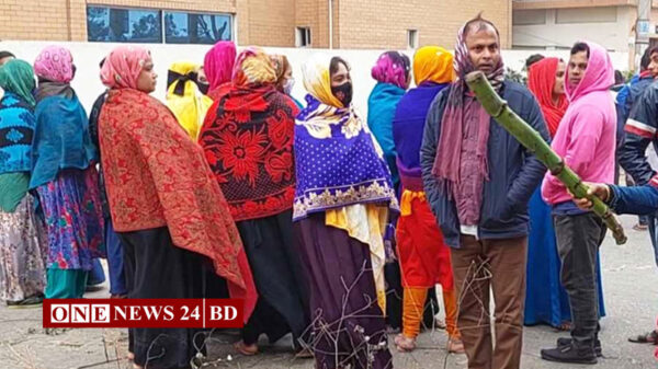 বেতনের দাবিতে গাজীপুরে শ্রমিকদের সড়ক অবরোধ