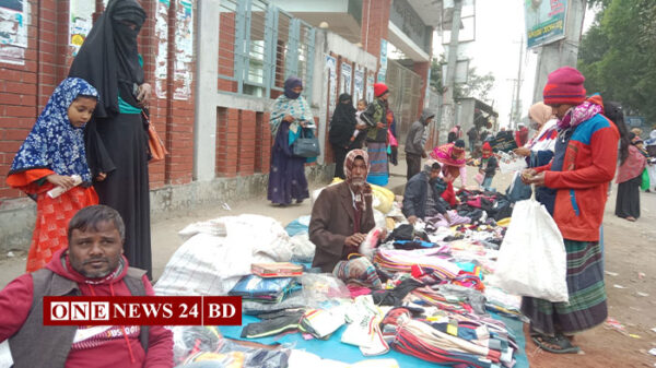 তাড়াইলে গরম কাপড় কিনতে ফুটপাতে ভিড় 