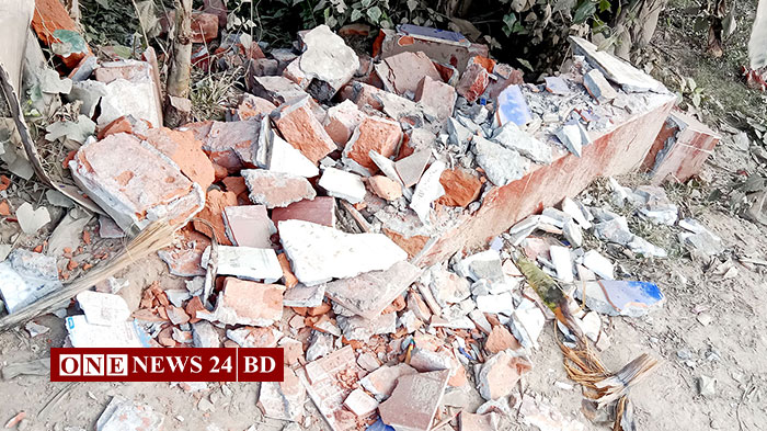 পাকুন্দিয়ায় গভীর রাতে ভিত্তি প্রস্তরের নাম ফলক ভেঙে ফেলেছে দুর্বৃত্তরা