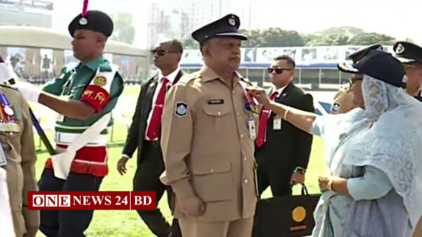 পুলিশ সদস্যদের পদক পরিয়ে দিলেন প্রধানমন্ত্রী