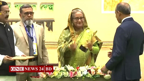 ১১ ব্যক্তি ও প্রতিষ্ঠানকে সম্মাননা দিলেন প্রধানমন্ত্রী