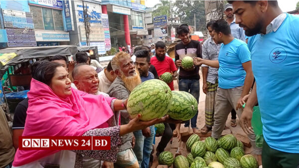 ফরিদপুরে মিলছে ৫০০ টাকায় গরুর মাংস, ১০০ টাকায় তরমুজ
