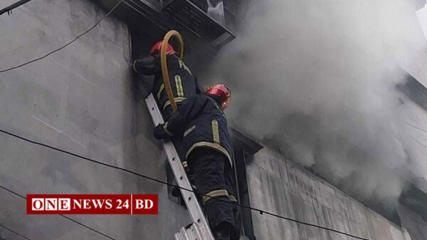 আড়াই ঘণ্টার চেষ্টায় পুরান ঢাকার আগুন নিয়ন্ত্রণে
