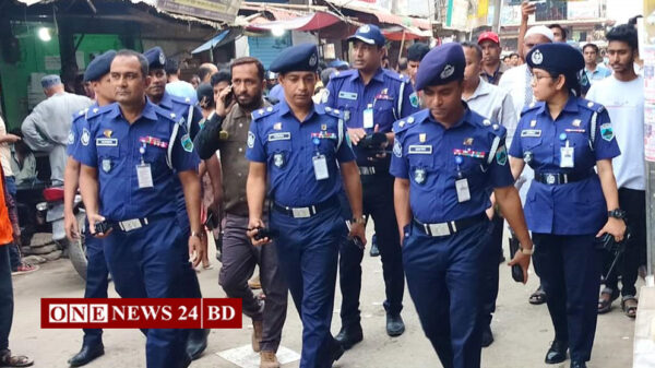 নওগাঁয় বাজার পরিদর্শন ও রাস্তায় নিয়োজিত পুলিশ সদস্যদের নিয়ে ইফতার