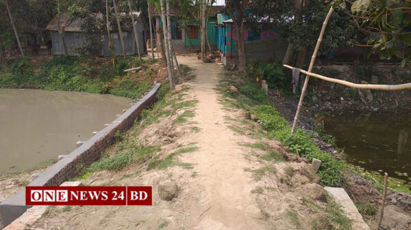 হোসেনপুরে কাঁচা রাস্তা পাকা করনে বাঁধা