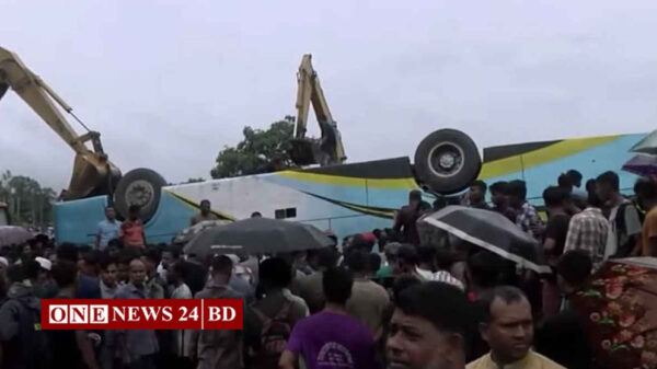 চট্টগ্রামে নিয়ন্ত্রণ হারিয়ে উল্টে গেল বাস: নিহত ১, আহত ১৪