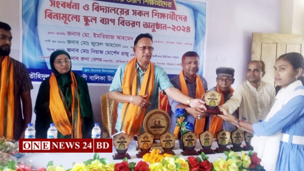 বিনামূল্যে ২৫০টি স্কুল ব্যাগ বিতরণ ও উত্তীর্ণদের সংবর্ধনা প্রদান