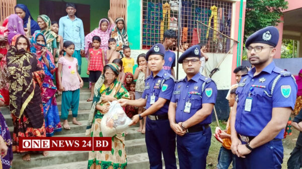 বন্যা দুর্গত মানুষের পাশে জেলা পুলিশ