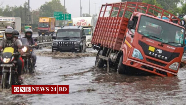 রেকর্ড বৃষ্টিতে বিপর্যস্ত দিল্লি, নিহত ১১