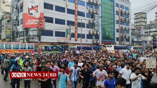 জগন্নাথ বিশ্ববিদ্যালয়ের প্রধান ফটকের তালা ভেঙে শাহবাগে শিক্ষার্থীরা