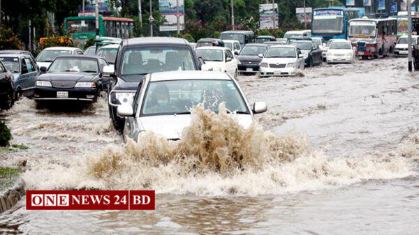 রেকর্ড বৃষ্টিতে ভাসছে ঢাকা