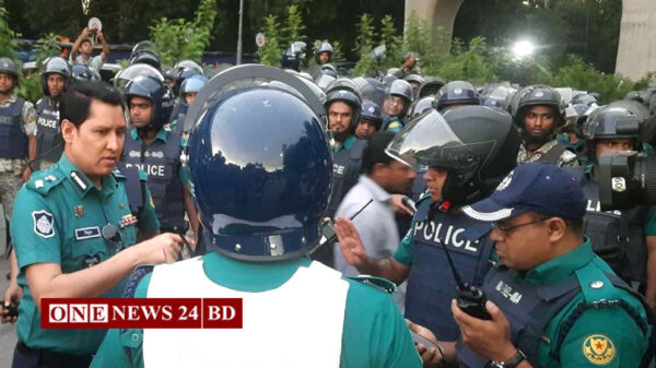কোটা আন্দোলনকারীদের হটাতে ঢাবিতে পুলিশ