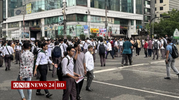 রাজধানীসহ দেশের বিভিন্ন সড়ক অবরোধ, শিক্ষার্থীদের সঙ্গে ছাত্রলীগের সংঘর্ষ