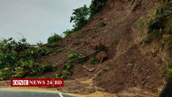 ভারীবর্ষণে খাগড়াছড়িতে পাহাড় ধসে সড়ক যোগাযোগ বিচ্ছিন্ন