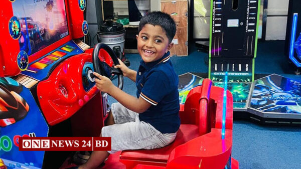 মা-বাবার সঙ্গে বেলকনিতে দাঁড়িয়ে থাকা শিশু আহাদের চোখে লাগে গুলি।