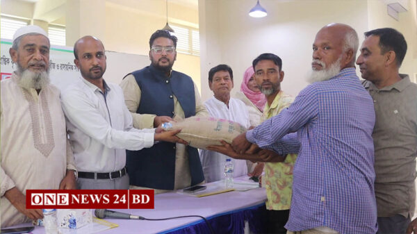 নওগাঁয় কৃষকদের মাঝে কৃষি প্রণোদনা বিতরণ