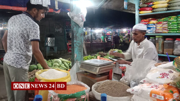 তাড়াইলে লাগামহীন সবজির দামে দিশেহারা সাধারণ মানুষ