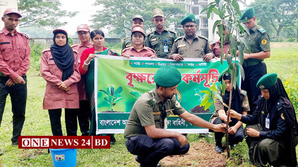 বাংলাদেশ আনসার ও ভিডিপি মৌলভীবাজার জেলার কমলগঞ্জ উপজেলা কার্যালয় এর উদ্যােগে উপজেলার বিভিন্ন জায়গায় বৃক্ষরোপন কর্মসূচি ও বিতরন করা হয়। সোমবার (১২ আগষ্ট) সকালের দিকে উপজেলা আনসার ভিডিপি কার্যালয় চত্বরে বৃক্ষরোপণ কর্মসূচিতে ২০০ চারা বিতরণ করা হয়। কর্মসূচিতে উপস্থিত ছিলেন উপজেলা আনসার ও ভিডিপি কর্মকর্তা শামসুন্নাহার। উপজেলা আনসার ভিডিপির অফিস সুত্র জানায়, বাংলাদেশ আনসার ও গ্রামপ্রতিরক্ষা বাহিনীর কমলগঞ্জ উপজেলা আনসার ও ভিডিপি কর্মকর্তা শামসুন্নাহার এর সার্বিক তত্বাবধানে উপজেলা আনসার ও ভিডিপি কার্যালয় এ কর্মসূচীর আয়োজন করা হয়। সারা দেশের ন্যায় এ উপজেলায় ফলজ, বনজ ও ভেষজ প্রজাতির ২ শত চাড়া করিমপুর আনসার ও ভিডিপি ক্লাব, ভাষানীগাঁও আনসার ও ভিডিপি ক্লাব সহ বিভিন্ন সরকারি ও বেসরকারি স্থাপনার মাঝে বিতরণ করা হয়। এ সময় উপস্থিত ছিলেন, উপজেলা প্রশিক্ষক জায়েদ হোসেন, প্রশিক্ষিকা সানজিদা আক্তার সহ বিভিন্ন ইউনিয়ন দলনেতা ও দলনেত্রীবৃন্দ, ওয়ার্ড দলনেতা ও দলনেত্রী, ইউনিয়ন আনসার কমান্ডার ও সহকারি কমান্ডারবৃন্দ উপস্থিত ছিলেন। উপজেলা আনসার ও ভিডিপি কর্মকর্তা শামসুন্নাহার বলেন, ‘উপজেলা ২শতটি বনজ, ফলজ ও ঔষধি গাছ দলনেতা দলনেত্রী ও কমান্ডারবৃন্দের মাঝে বিতরণ করেন। তারা এসব ছাড়াগুলো বিভিন্ন সরকারি ও বেসরকারি স্থাপনায় বৃক্ষরোপন করেন।’