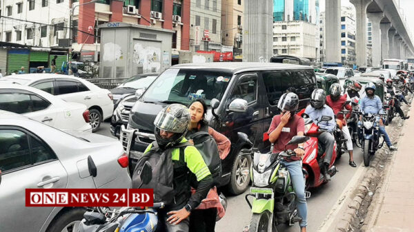 দাবি নিয়ে রাস্তায় বিভিন্ন শ্রেণি-পেশার মানুষ, দুর্ভোগে নগরবাসী