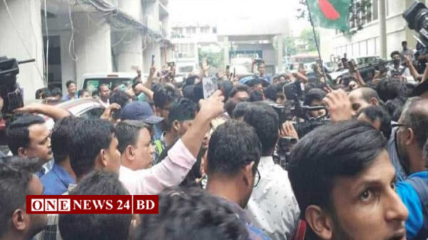 হঠাৎ সচিবালয়ে ঢুকে পড়েছে শত শত শিক্ষার্থী