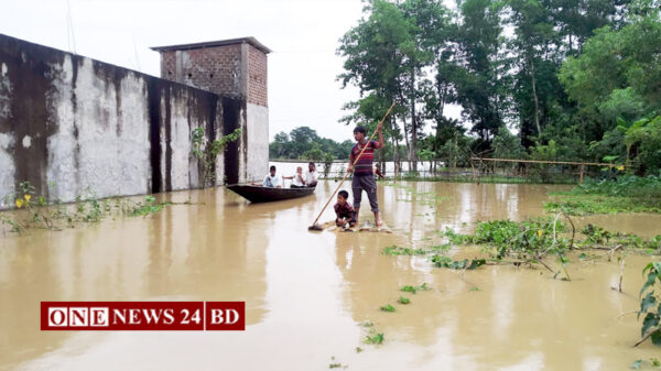 মৌলভীবাজারে পানিবন্দি আড়াই লক্ষাধিক মানুষ, বিচ্ছিন্ন যোগাযোগ ব্যবস্থা