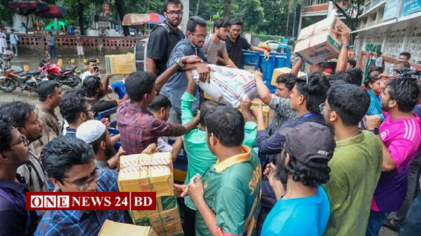 ত্রাণ দিতে টিএসসিতে মানুষের ঢল, ঘণ্টায় সংগ্রহ ১৫ লাখ টাকা