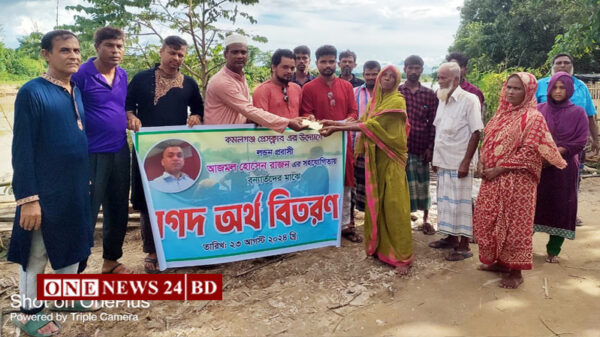 কমলগঞ্জে বন্যা কবলিত লোকদের মাঝে নগদ অর্থ সহায়তা প্রদান