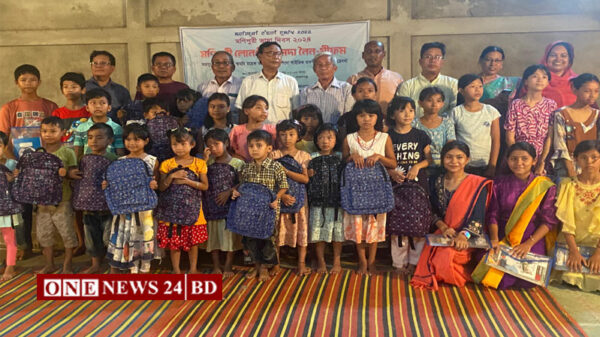 "ইমালোন ঙাঙসি, ইমালোন ইসি, ইমালোন নুংশিসি" এই শ্লোগান নিয়ে মৌলভীবাজারের কমলগঞ্জে মণিপুরি ভাষা গবেষণা ও উন্নয়ন সংস্থার উদ্যোগে মণিপুরী ভাষা দিবস-২০২৪ উদযাপিত হয়েছে। এ উপলক্ষ্যে আলোচনা সভা ও মণিপুরী ভাষা প্রশিক্ষণপ্রাপ্ত শিক্ষার্থীদের মধ্যে শিক্ষা উপকরণ বিতরণ করা হয়েছে। দিবসটি উপলক্ষ্যে শুক্রবার (৩০ আগস্ট) বিকাল ২টায় উপজেলার আদমপুর ইউনিয়নের নয়াপত্তন গ্রামস্থ মণিপুরী কালচারাল একাডেমিতে আয়োজিত অনুষ্ঠানে মণিপুরি ভাষা গবেষণা ও উন্নয়ন সংস্থার সভাপতি কবি এ, কে, শেরামের সভাপতিত্বে ও কে এইচ সমেন্দ্র সিংহ এর সঞ্চালনায় আলোচনা সভায় সম্মানিত অতিথি হিসাবে উপস্থিত ছিলেন, বাংলাদেশ মনিপুরী কাং ফেডারেশন এর উপদেষ্টা সাবেক ইউপি সদস্য কে মনীন্দ্র কুমার সিংহ, বাংলাদেশ মণিপুরি সাহিত্য সংসদ, কমলগঞ্জ উপজেলা শাখার সভাপতি মাইবম বীরেন্দ্র, কমলগঞ্জ প্রেসক্লাবের আহ্বায়ক এম এ ওয়াহিদ রুলু প্রমুখ। অন্যান্যের মধ্যে বক্তব্য রাখেন, বাংলাদেশ মণিপুরী ইয়ুথ ফোরামের প্রেসিডেন্ট সুশীল সিংহ, সাংবাদিক সালাউদ্দিন শুভ, সমাজকর্মী নৃপেন্দ্র সিংহ, ইমা বাংলাদেশের জেনারেল সেক্রেটারি ও দি ভানুবিল ড্রামা পার্টির ডিরেক্টর লৈচোম্বম রাজকুমার, সহকারী প্রাথমিক শিক্ষক কন্থৌজম শিল্পী। আলোচনা পর্বের শুরুতে স্বাগত বক্তব্য রাখেন, মণিপুরি ভাষা গবেষণা ও উন্নয়ন সংস্থার সাধারণ সম্পাদক ইবুংহাল শ্যামল। আলোচনা চলাকালে কবিতা পাঠ করেন, কবি রওশন আরা বাসী ও কবি কেইনাহন দেবী। সভায় বক্তারা বাংলাদেশের প্রেক্ষাপটে মণিপুরি ভাষার মতো সুপ্রাচীন ঐতিহ্যের একটি উন্নত ভাষাকে দ্রুত সাংবিধানিক এবং প্রাতিষ্ঠানিক স্বীকৃতি দেয়া প্রয়োজন বলে মন্তব্য করেন এবং দ্রুততম সময়ের মধ্যে নিজস্ব লিপিতে লেখা মণিপুরি ভাষায় প্রাথমিক পর্যায়ে শিশুদের শিক্ষাদানের কার্যক্রম শুরু করার আহবান জানানো হয়। তাছাড়া অনেক ক্ষেত্রে মণিপুরি ভাষা ভিন্ন নাম-পরিচয়ে উপস্থাপিত হচ্ছে উল্লেখ করে বক্তারা সরকারি-বেসরকারি সকল পর্যায়েই মণিপুরি ভাষাকে তার প্রকৃত পরিচয়ে উপস্থাপনের আহবান জানান। আলোচনা সভা শেষে মণিপুরী ভাষা প্রশিক্ষণপ্রাপ্ত অর্ধশতাধিক শিক্ষার্থীকে শিক্ষা উপকরণ বিতরণ করা হয়। উল্লেখ্য, মণিপুরি জাতির মাতৃভাষার নাম ‘মণিপুরি ভাষা’। এই ভাষা সেই প্রাচীনকাল থেকেই মণিপুরি জাতির মূলভূমি ভারতের অন্যতম রাজ্য মণিপুরের সরকারি ভাষা এবং এই ভাষায় সেখানে শিক্ষামাধ্যমের সর্বোচ্চ পর্যায় পর্যন্ত পাঠদান করা হয়। মণিপুরি ভাষা ও সাহিত্যের রয়েছে কয়েকহাজার বৎসরের সুপ্রাচীন ইতিহাস ও ঐতিহ্য। ভারতে মণিপুরি ভাষাভাষীদের দীর্ঘ আন্দোলন-সংগ্রামের ফলশ্রুতিতে ১৯৯২ সালের ২০ আগস্ট ভারত সরকার সংবিধানের অষ্টম তপশীলে অন্তর্ভুক্তির মাধ্যমে মণিপুরি ভাষাকে ভারতের অন্যতম গুরুত্বপূর্ণ জাতীয় ভাষা হিসেবে স্বীকৃতি দেয়। তাই সারা বিশ্বের মণিপুরি ভাষাভাষী জনগোষ্ঠী এই দিনটিকে ‘ মণিপুরি ভাষা দিবস’ হিসেবে পালন করে থাকেন।