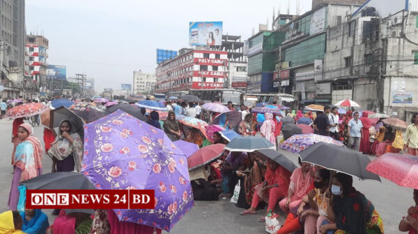 বকেয়া বেতনের দাবিতে ঢাকা-ময়মনসিংহ মহাসড়ক অবরোধ