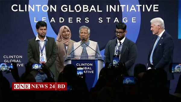 বিপ্লবের 'মাস্টারমাইন্ড' হিসেবে বিশ্বমঞ্চে মাহফুজকে পরিচয় করালেন ড. ইউনূস