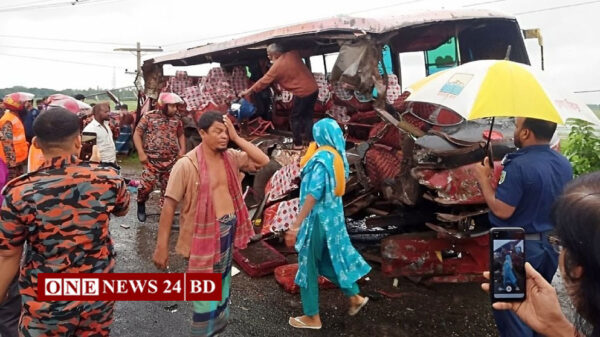 মানিকগঞ্জে বাস-ট্রাক সংঘর্ষ, ৩ নারী পোশাক শ্রমিক নিহত