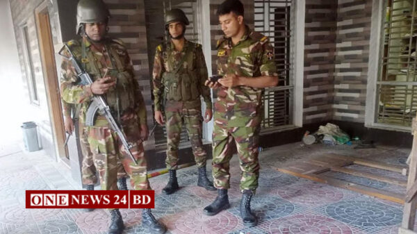 টাঙ্গাইলে বড় ম‌নি‌রের বাসায় যৌথ বা‌হিনীর অভিযান 