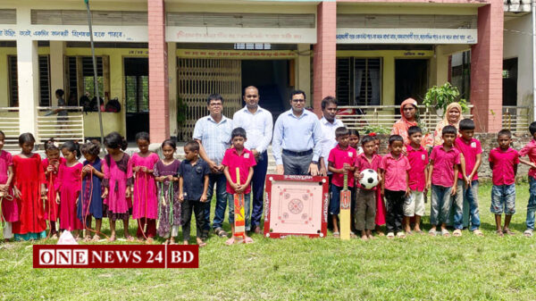কমলগঞ্জে শিক্ষা উপকরণ বিতরণ করলেন ইউএনও