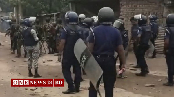 শ্রমিক-আইনশৃঙ্খলা বাহিনীর মধ্যে সংঘর্ষ, গুলিবিদ্ধসহ আহত ৩০