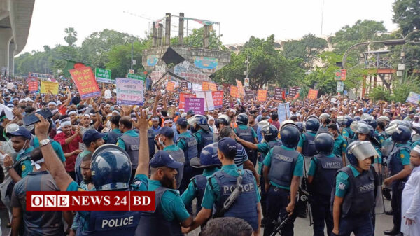 চাকরি জাতীয়করণের দাবিতে শাহবাগ মোড় অবরোধ